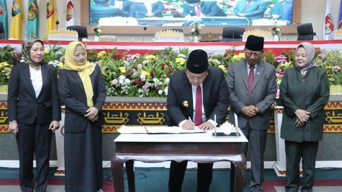 Ketua-DPRD-Provinsi-Lampung-bersama-Gubernur-Lampung